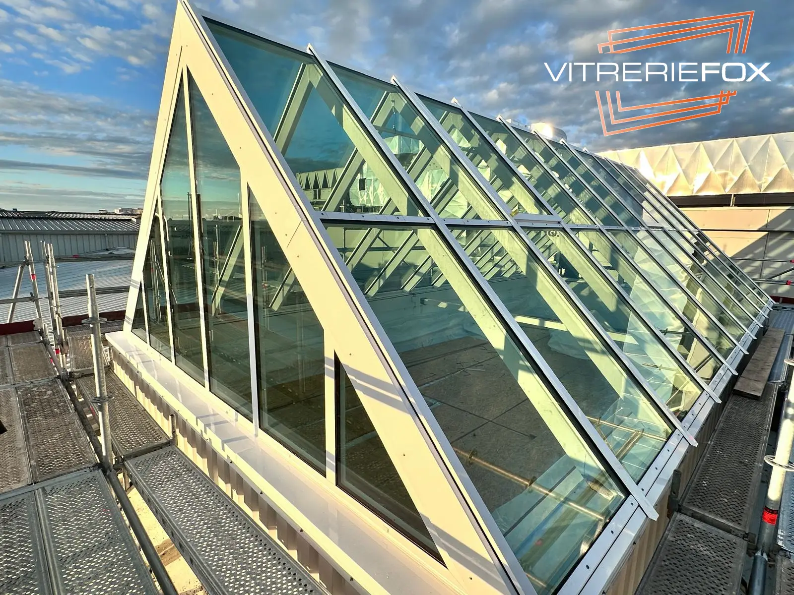 Conception et installation d'une verrière pyramidale sur mesure en structure par Vitrerie Fox