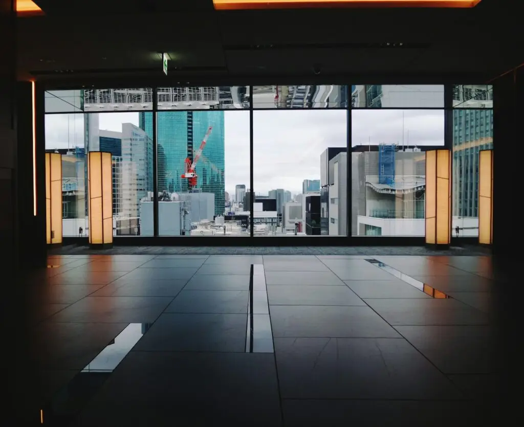 Grande baie vitrée moderne avec vitrage isolant dans un bâtiment contemporain réalisée par Vitrerie Fox